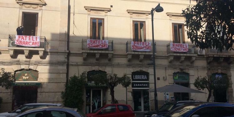 Siracusa. Pro e contro migranti, appaiono gli striscioni in corso Umberto: “Fateli Sbarcare”