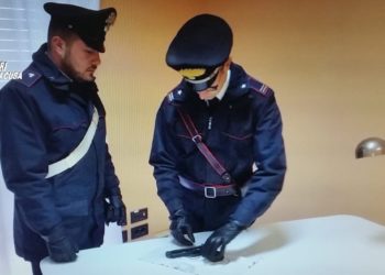 Pachino. Trovato con pistola e 16 cartucce in casa: arrestato un uomo