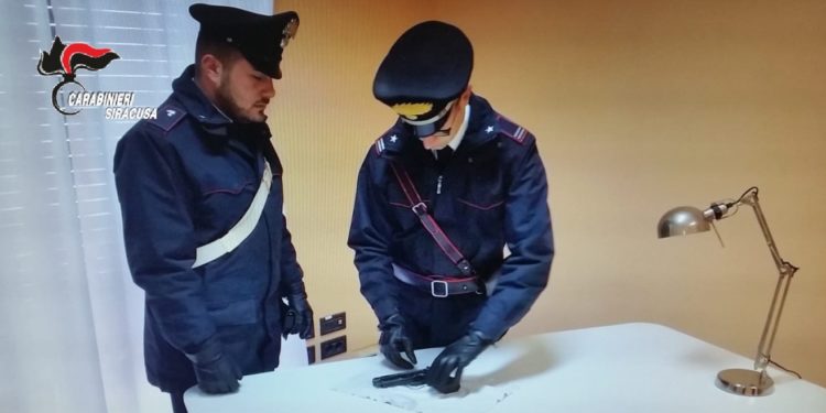Pachino. Trovato con pistola e 16 cartucce in casa: arrestato un uomo