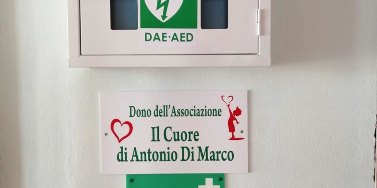 Siracusa. L’associazione “Il Cuore di Antonio Di Marco” dona defibrillatore all’Istituto Gagini