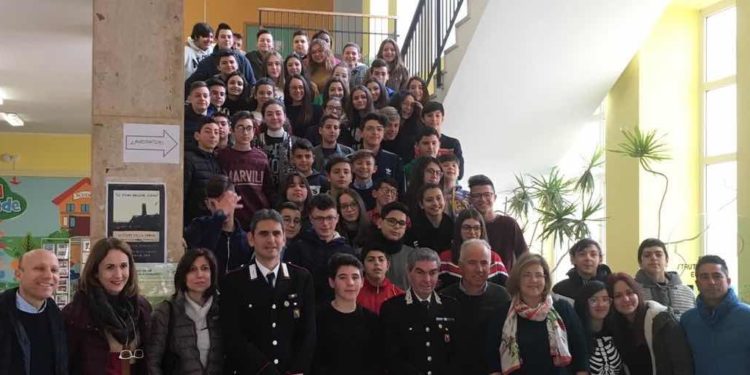 Floridia. Incontro tra i carabinieri e gli studenti dell’istituto comprensivo “Volta”