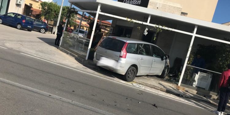 Siracusa. Auto sbanda e sfonda e la vetrina di un bar: panico in viale Epipoli