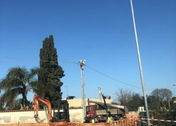 Siracusa. Via Gela e quei pali “pericolanti”