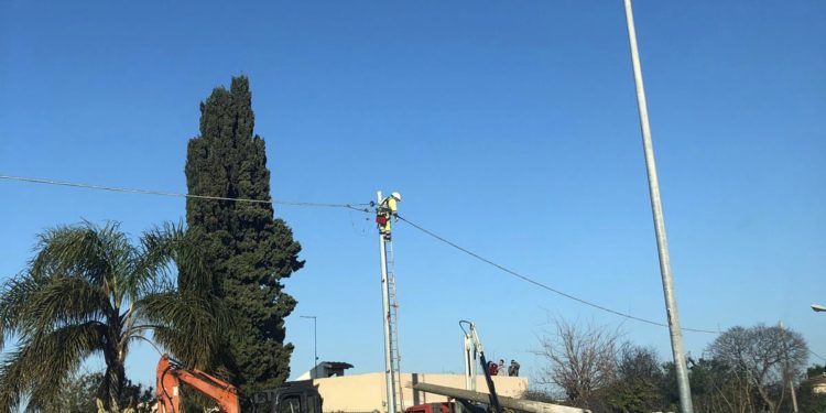 Siracusa. Via Gela e quei pali “pericolanti”