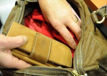 Noto. Ruba la borsa ad una donna durante la Santa Messa, denunciata