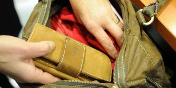 Noto. Ruba la borsa ad una donna durante la Santa Messa, denunciata