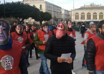 Siracusa, CasaPound indossa le maschere dei “sindaci dell’accoglienza”: “ospitate i migranti a casa vostra”