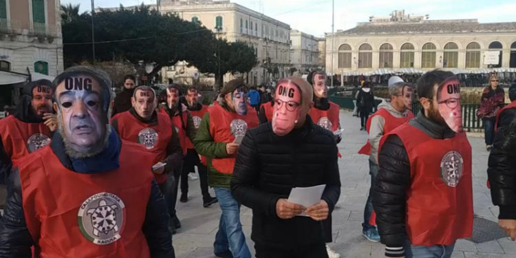 Siracusa, CasaPound indossa le maschere dei “sindaci dell’accoglienza”: “ospitate i migranti a casa vostra”