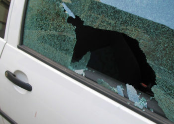 Siracusa, spacca il vetro di due autovetture per rubare all’interno: 51enne denunciato