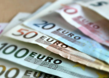 Lentini, ruba denaro durante un meeting: denunciata una 62enne