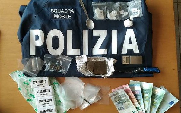 Siracusa. Controlli antidroga della Polizia, la moglie getta la droga dalla finestra