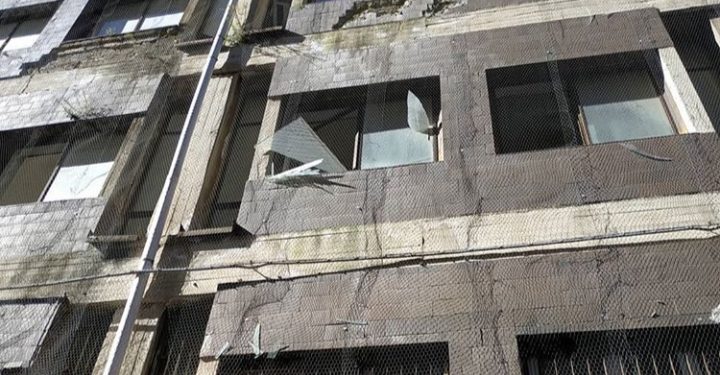 Siracusa. Vetri pericolanti sulla facciata del vecchio Tribunale, Buonomo: “intervengano i proprietari”