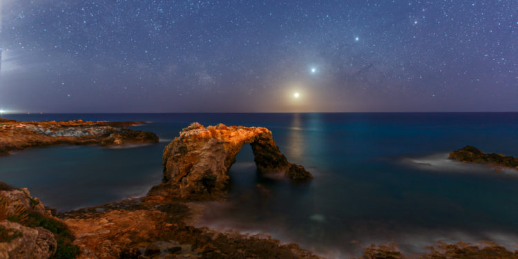 Siracusa. L’allineamento della Luna, Venere e Giove immortalato da Dario Giannobile
