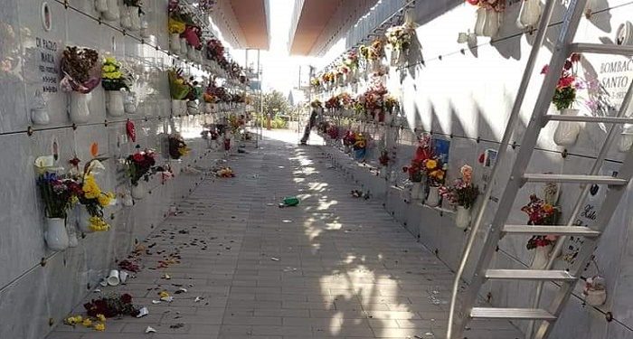 Vandali al cimitero di Siracusa, Italia: “colpire la memoria della città non può avere giustificazioni”