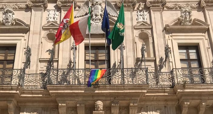 A Verona il Congresso mondiale delle famiglie. A Siracusa sventola la bandiera arcobaleno