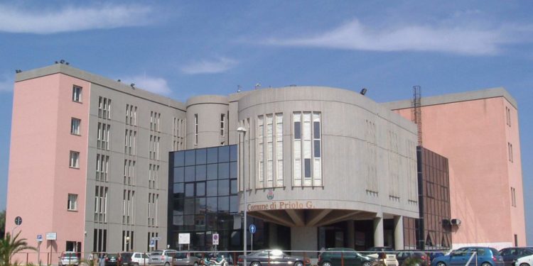 Priolo Gargallo. Sfonda il portone d’ingresso del Comune, arrestato un giovane