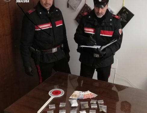 Siracusa, spacciava droga in una palazzina di via Italia 103: un 25enne finisce ai domiciliari