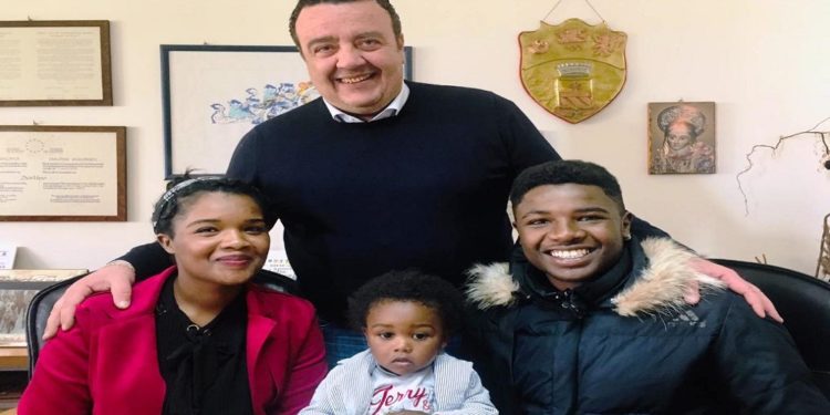 Accolta al comune di Sortino di una giovane famiglia tunisina