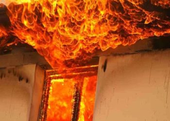 Siracusa. Incendiata porta d’ingresso di un appartamento in via Lazio: indagini in corso