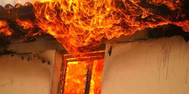 Siracusa. Incendiata porta d’ingresso di un appartamento in via Lazio: indagini in corso