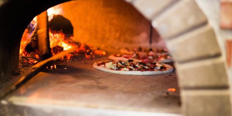 Villasmundo. Alimenti in cattivo stato di conservazione in una pizzeria: denunciato titolare