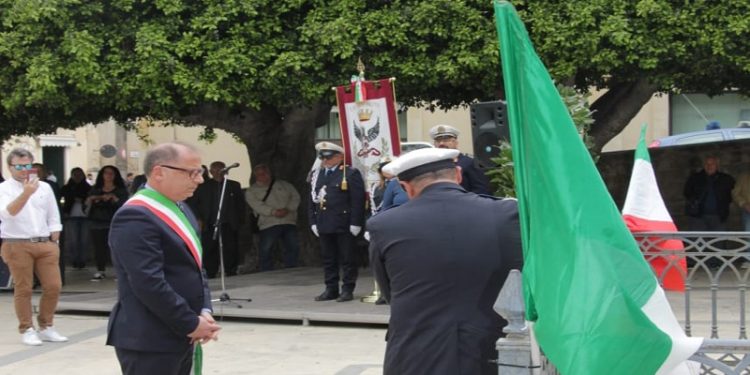 Celebrazione 25 aprile a Noto, ieri l’omaggio di Bonfanti al Monumento dei Caduti