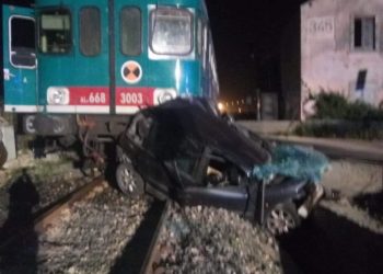 Treno travolge un’auto ferma sui binari a Noto.Un morto e un ferito