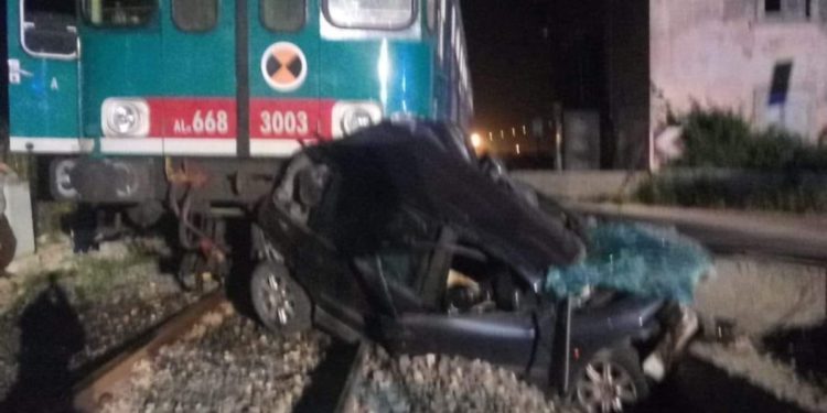 Treno travolge un’auto ferma sui binari a Noto.Un morto e un ferito