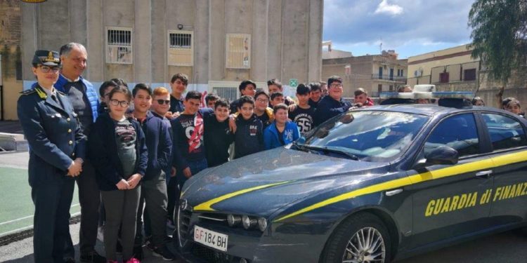 “Educazione alla legalità economica”, a Noto gli studenti incontrano la Guardia di Finanza