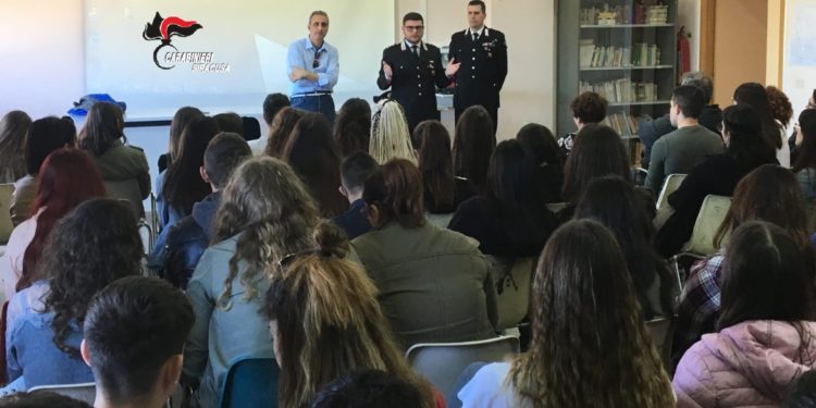 Noto. “Educazione alla legalità”, i Carabieri incontrano gli studenti dell’Istituto “M. Raeli”