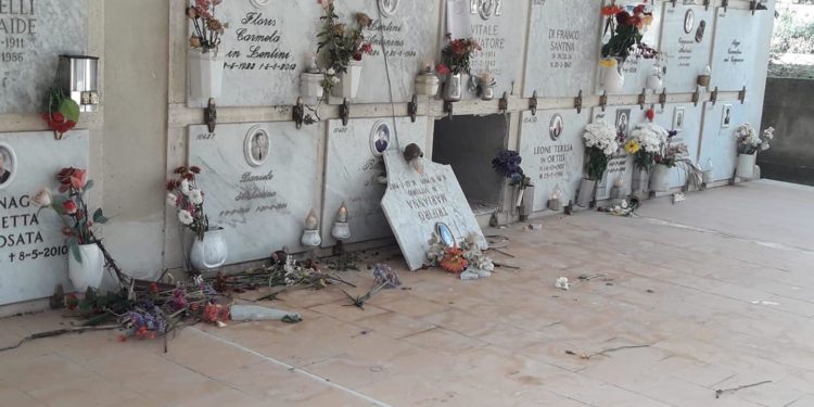 Vandali in azione nella notte al Cimitero di Siracusa, Scala: “tristezza infinita”