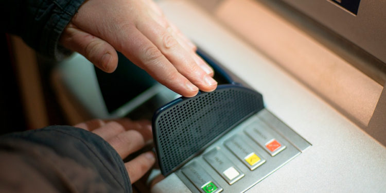 Noto. Aggredisce il direttore di una banca, gli era stata negata l’apertura di un conto: denunciato 30enne