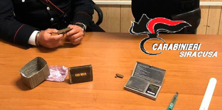 Rosolini, deteneva un panetto di hashish sul posto di lavoro: arrestato un 43enne