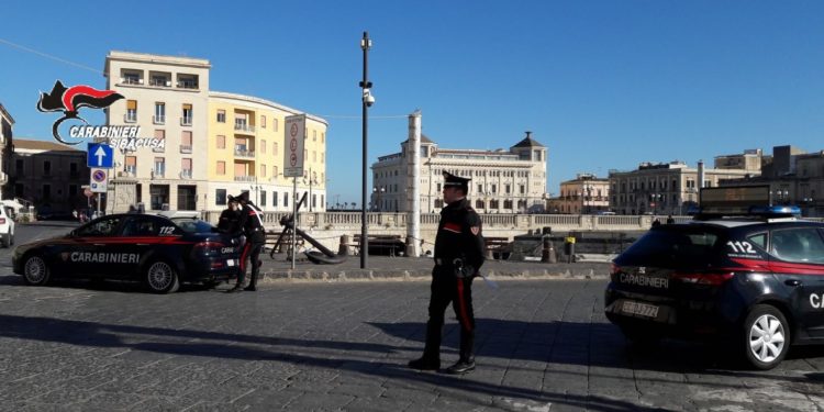 Siracusa. Evade dai domiciliari  e viene fermato a bordo di uno scooter e armato