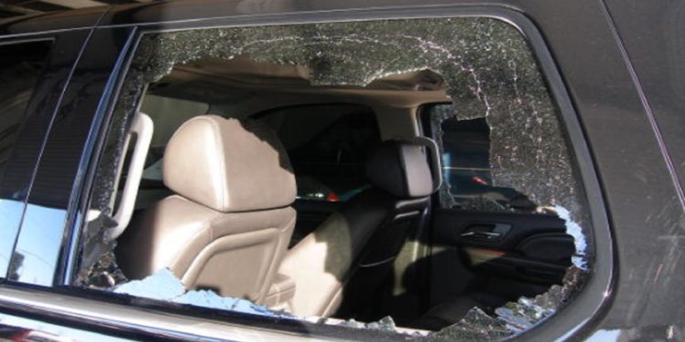 Pachino. Spacca il vetro posteriore dell’auto e ruba una borsa, arrestato il ladro