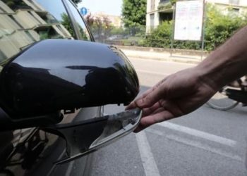 Noto. Giovane tenta la “truffa dello specchietto” ma viene beccato dalla Polizia