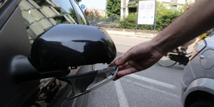 Noto. Giovane tenta la “truffa dello specchietto” ma viene beccato dalla Polizia