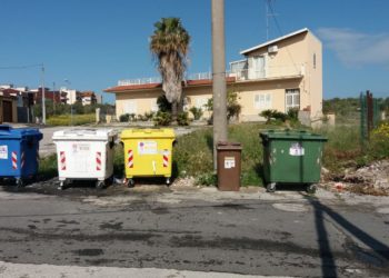 Villasmundo. Ripuliti i cassonetti delle isole ecologiche, decisivo l’intevento di Eco Sportello