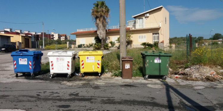 Villasmundo. Ripuliti i cassonetti delle isole ecologiche, decisivo l’intevento di Eco Sportello