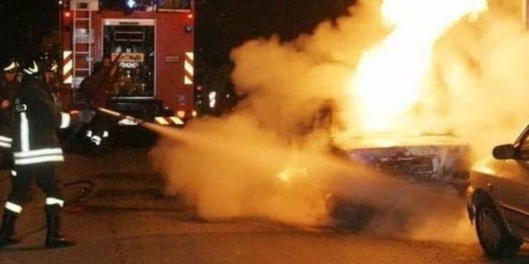 Priolo Gargallo. L’esplosione di un ordigno rudimentale provoca l’incendio di un’auto