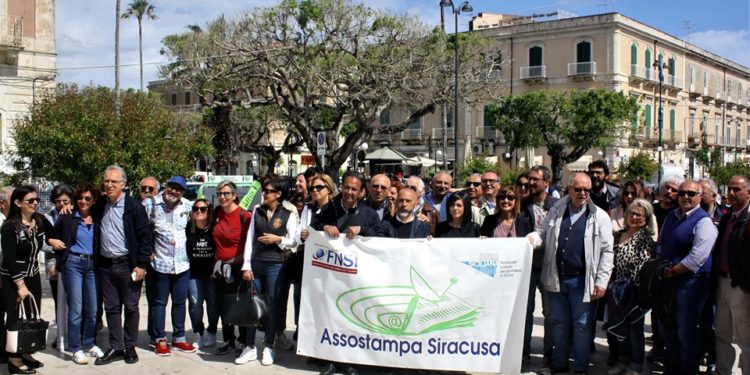 Siracusa. Giornalisti in piazza con Gaetano Scariolo, ieri il sit-in di Assostampa