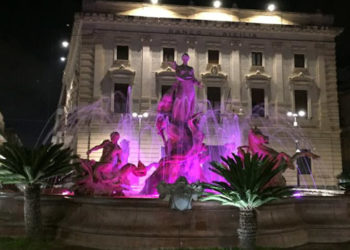 Siracusa aderisce alla Giornata mondiale delle malattie infiammatorie croniche intestinali: la Fontana di Diana si illumina di viola