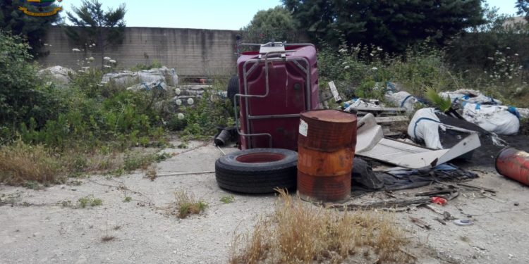 Augusta. Conferimento abusivo di rifiuti, sequestrato un capannone industriale