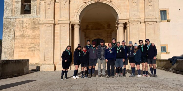 I ragazzi del gruppo scout Siracusa 14 ripuliscono alcune zone della Maddalena