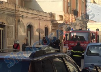 Siracusa. Incendio in via Bacchilide: trovato cadavere carbonizzato di un uomo