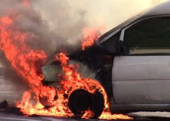 Siracusa. Furgone in fiamme in via Traversa Palma: indaga la Polizia