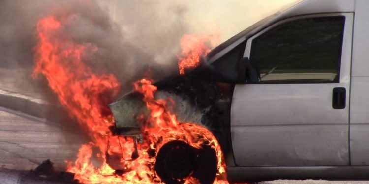 Siracusa. Furgone in fiamme in via Traversa Palma: indaga la Polizia