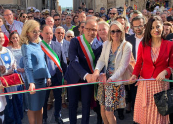 Noto, al via la 40^ edizione dell’Infiorata: cominciata la preparazione dei bozzetti in via Nicolaci