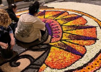 Noto, l’Infiorata di via Nicolaci è pronta: sedici quadri per raccontare le storie dei siciliani in America