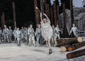 55ª Stagione al Teatro Greco di Siracusa, un tripudio per Le Troiane con la regia di Muriel Mayette-Holtz